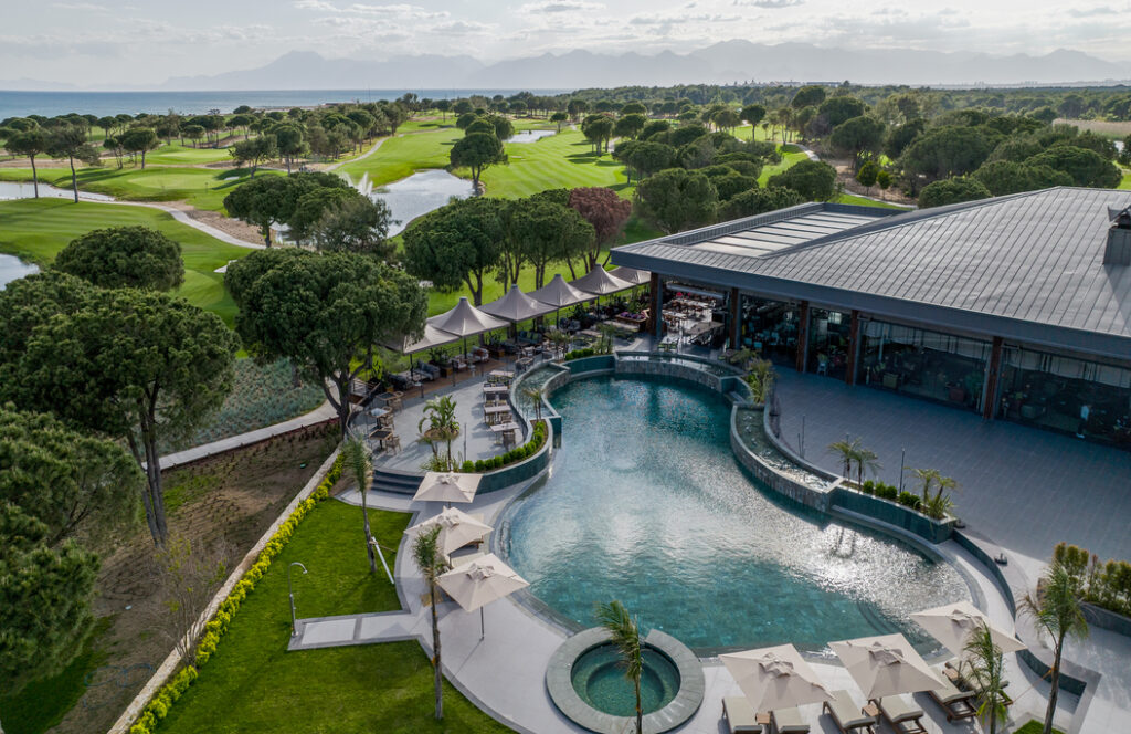 03-Club House Pool
