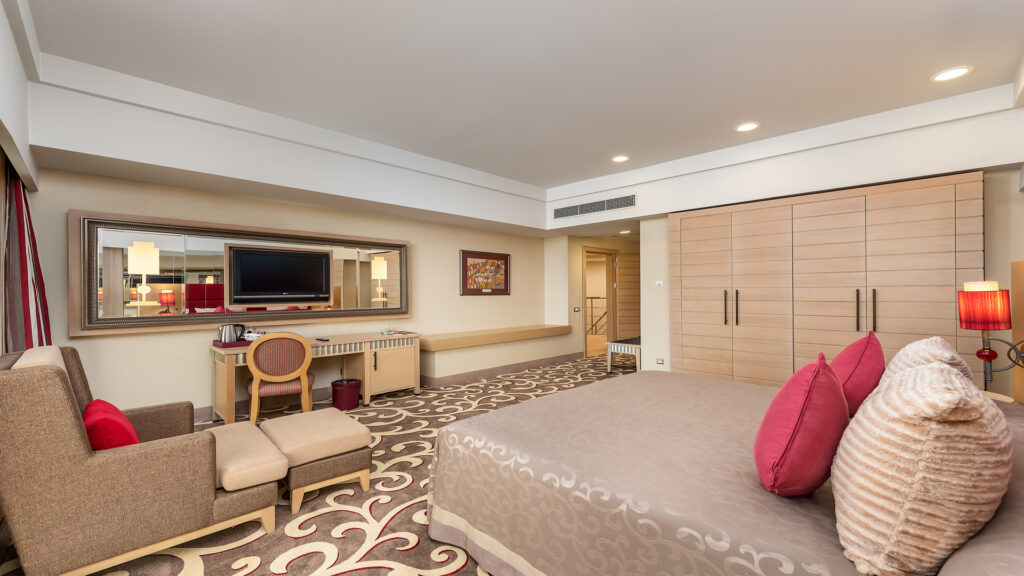 CORNELIA DIAMOND FAMILY SUITE (2)