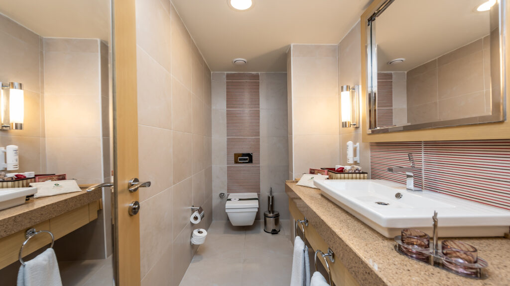 CORNELIA DIAMOND FAMILY SUITE BATHROOM