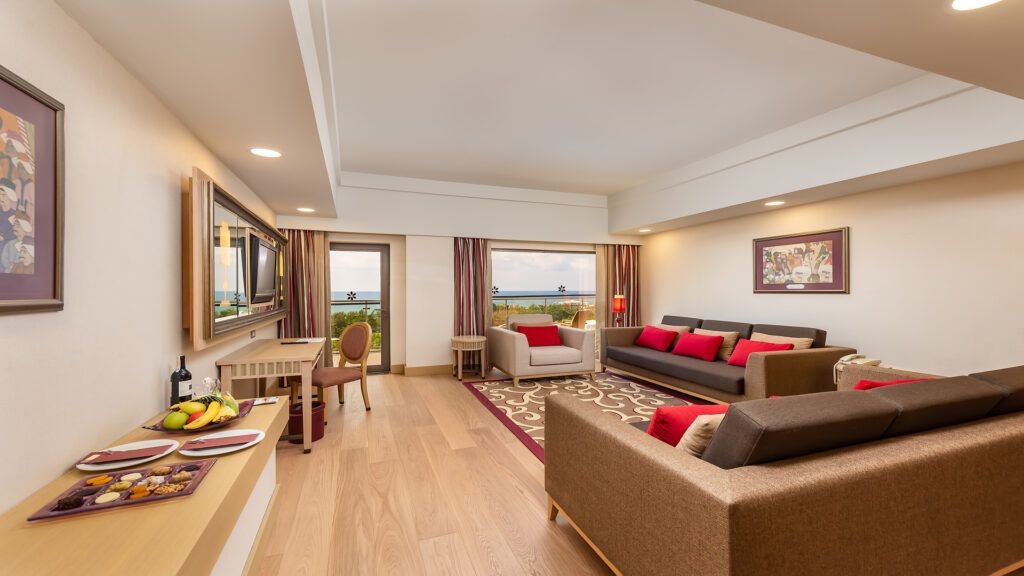 CORNELIA DIAMOND FAMILY SUITE LIVING ROOM