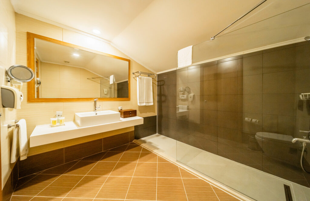 Junior Suite Bathroom (1)